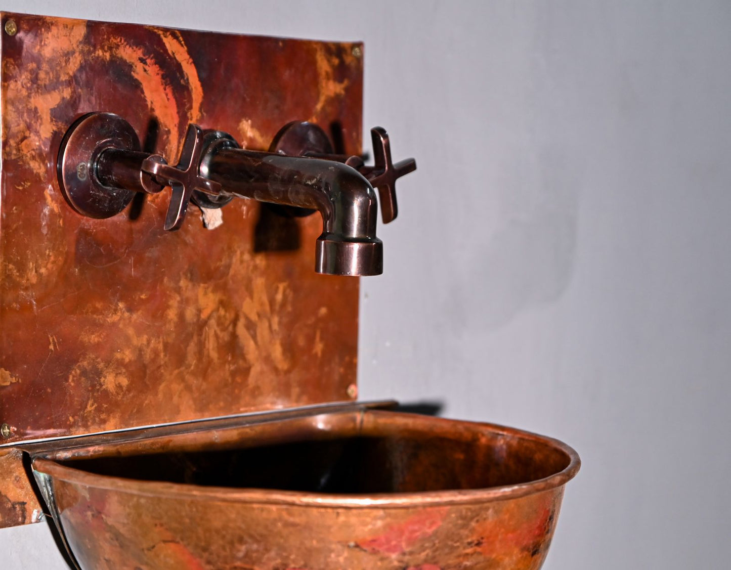 Unlacquered Copper Wall Sink – Hammered Copper Wall-Mounted Basin with Faucet